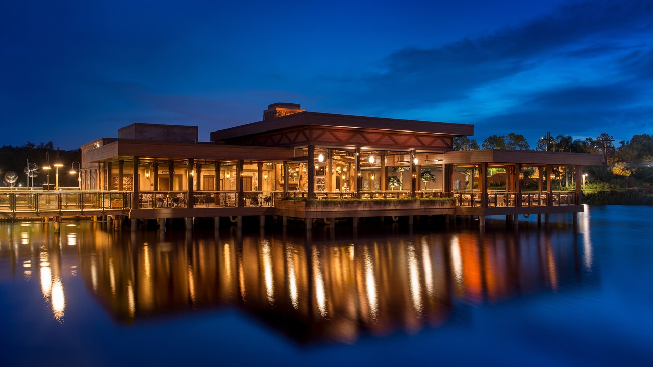 Three Bridges Bar and Grill at Villa del Lago